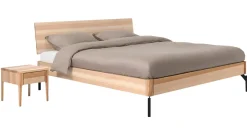 Hot Karlsson Bed Sky met hoofdbord hout en poten metaal beuken