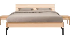Hot Karlsson Bed Sky met hoofdbord hout en poten metaal beuken