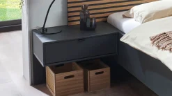 Hot B Bright Nachtkast Basalt met 1 lade en achterwand paneel grafiet